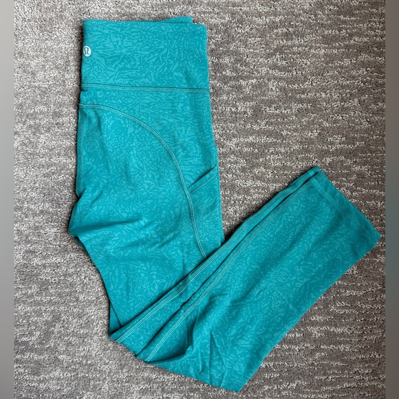 Lululemon Invigorate 25” - Picture 2 of 2